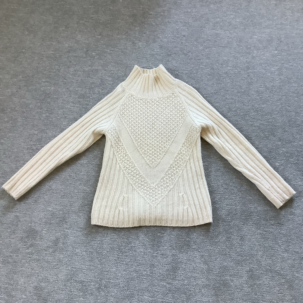 Banana Republic Cream Chunky Knit Sweater
Acrylic/Alpaca/Merino Wool Sz. M